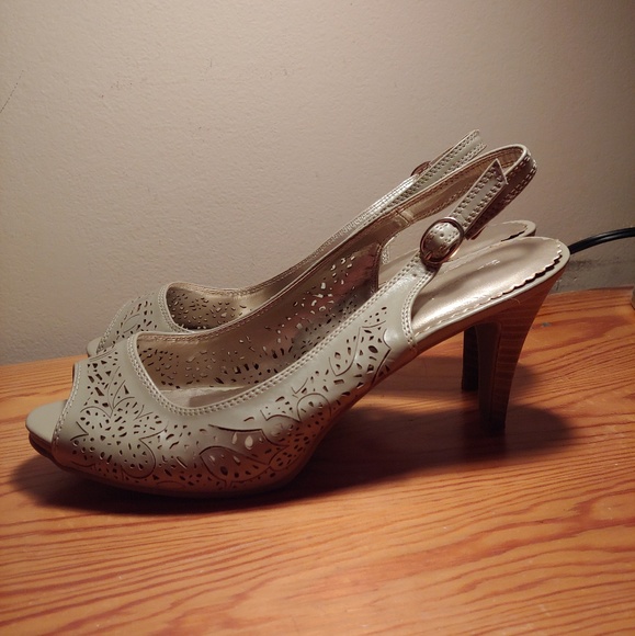 Avenue Shoes - NWT 10W beige heels